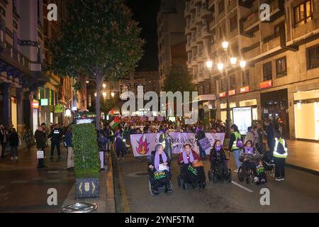 Oviedo, Asturien, Spanien. November 2024. Oviedo, Spanien, 25. November 2024: Der Leiter der Demonstration während der Demonstration „Let Shame Change sides“ am 25. November 2024 in Oviedo, Spanien. (Kreditbild: © Alberto Brevers/Pacific Press via ZUMA Press Wire) NUR REDAKTIONELLE VERWENDUNG! Nicht für kommerzielle ZWECKE! Quelle: ZUMA Press, Inc./Alamy Live News Stockfoto