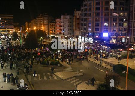 Oviedo, Asturien, Spanien. November 2024. Oviedo, Spanien, 25. November 2024: Tausende von Menschen versammelten sich bei der Demonstration vor dem Beginn der Demonstration „Let Shame Change sides“ am 25. November 2024 in Oviedo, Spanien. (Kreditbild: © Alberto Brevers/Pacific Press via ZUMA Press Wire) NUR REDAKTIONELLE VERWENDUNG! Nicht für kommerzielle ZWECKE! Quelle: ZUMA Press, Inc./Alamy Live News Stockfoto