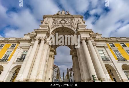 Lissabon, Portugal. 13. November 2023: Arco da Rua Augusta Gedenkbogen auf dem Platz praca do comercio. Erbaut zum Gedenken an die Rekonstru der Stadt Stockfoto