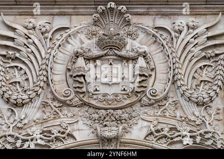 Lissabon, Portugal. 13. November 2023: Arco da Rua Augusta Gedenkbogen auf dem Platz praca do comercio. Wappenschnitzereien. Stockfoto