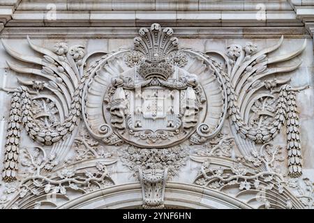 Lissabon, Portugal. 13. November 2023: Arco da Rua Augusta Gedenkbogen auf dem Platz praca do comercio. Wappenschnitzereien. Stockfoto