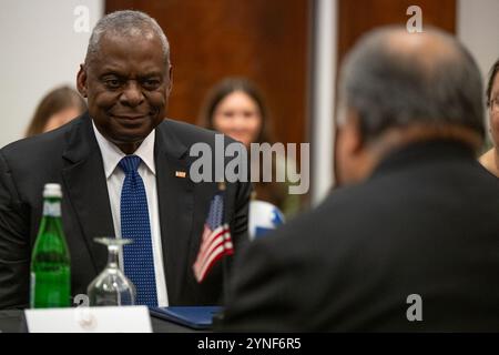 Verteidigungsminister Lloyd J. Austin III. Trifft am 23. November 2024 in Fidschi mit dem Generalsekretär des Pacific Islands Forum Baron Waqa zusammen. (DOD-Foto von U.S. Air Force Tech. Sgt. Jack Sanders) Stockfoto
