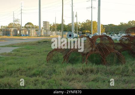 Führende Leitungen mehrere große rostige, metallverstärkte Stahlrohre, die im Baufundament für Elektromaste in einem Feld verwendet werden. Verlegung Stockfoto