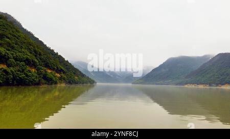 Aus der Vogelperspektive auf den wunderschönen fuchun Fluss nach Regen, Tonglu hangzhou Stadt, zhejiang Provinz, China. Hochwertige Fotos Stockfoto