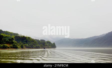 Aus der Vogelperspektive auf den wunderschönen fuchun Fluss nach Regen, Tonglu hangzhou Stadt, zhejiang Provinz, China. Hochwertige Fotos Stockfoto