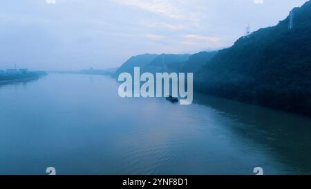 Aus der Vogelperspektive auf den wunderschönen fuchun Fluss nach Regen, Tonglu hangzhou Stadt, zhejiang Provinz, China. Hochwertige Fotos Stockfoto