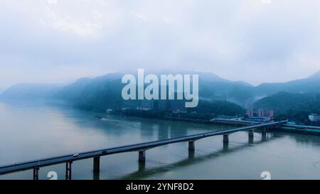 Aus der Vogelperspektive auf den wunderschönen fuchun Fluss nach Regen, Tonglu hangzhou Stadt, zhejiang Provinz, China. Hochwertige Fotos Stockfoto