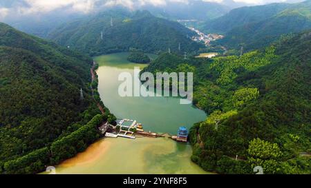 Aus der Vogelperspektive auf den wunderschönen fuchun Fluss nach Regen, Tonglu hangzhou Stadt, zhejiang Provinz, China. Hochwertige Fotos Stockfoto