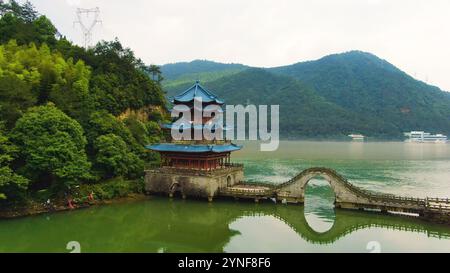 Aus der Vogelperspektive auf den wunderschönen fuchun Fluss nach Regen, Tonglu hangzhou Stadt, zhejiang Provinz, China. Hochwertige Fotos Stockfoto