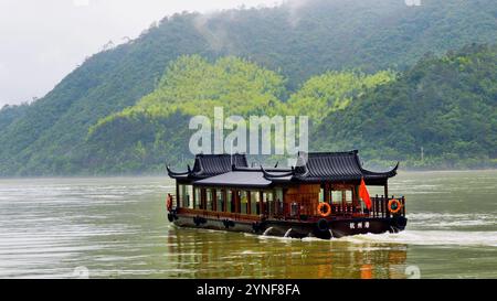 Aus der Vogelperspektive auf den wunderschönen fuchun Fluss nach Regen, Tonglu hangzhou Stadt, zhejiang Provinz, China. Hochwertige Fotos Stockfoto