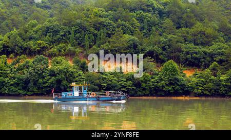 Aus der Vogelperspektive auf den wunderschönen fuchun Fluss nach Regen, Tonglu hangzhou Stadt, zhejiang Provinz, China. Hochwertige Fotos Stockfoto