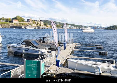 Elektromotorboote in Oslo legten an einer Anlegestelle am Fjord, Norwegen, Europa, 2024 an Stockfoto