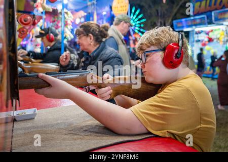 Bundaberg Queensland Australia – Mai 30 2024: Boy Shooting Gewehr auf der Ziel Sideshow-Allee, Spiel of Skill, Bundaberg Landwirtschaftsshow Stockfoto