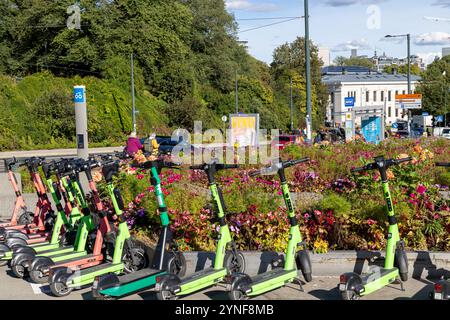 Oslo Norwegen, rote und grüne batteriebetriebene Motorroller zur Vermietung für Stadtrundfahrten, Oslo Stadtzentrum, Norwegen, 2024 Stockfoto