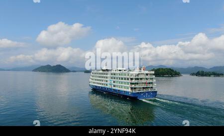 Wunderschöne Naturlandschaft des Thousand Island Lake im Sommer, Hangzhou, Provinz Zhejiang, China Stockfoto