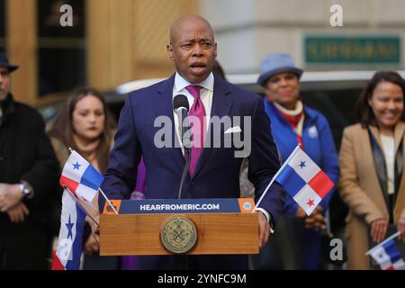 NY, USA. November 2024. NEW YORK, NEW YORK – 25. NOVEMBER: Bürgermeister Eric Adams hält während einer Flaggenhetzungszeremonie zur Feier von Panama im Bowling Green Park in Manhattan am Montag, den 25. November 2024. Die Veranstaltung hob den kulturellen Stolz und die Verbundenheit zwischen New York City und der panamaischen Gemeinschaft hervor. Foto: Luiz Rampelotto/EuropaNewswire. Quelle: ZUMA Press, Inc./Alamy Live News Stockfoto