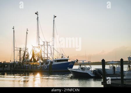 Shrimps- und Fischerboote legten während eines warmen Sonnenuntergangs Ende September an einem Yachthafen in Hilton Head Island, South Carolina, an Stockfoto