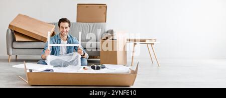 Positive Emotionen der Person, Umzug in neues Haus und Montage Möbel mit eigenen Händen Stockfoto