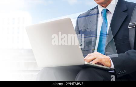 Geschäftsmann mit Laptop-Computer zur Analyse von Verkaufsdaten und Diagrammbericht zum Finanzwachstum. Geschäftsplanung, Strategie und Entwicklung. Finanziell Stockfoto