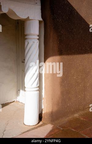 Architektonische Details der katholischen Kapelle St. Jerome/San Geronimo, Taos Pueblo, New Mexico, USA. Stockfoto