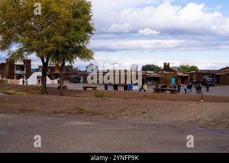 Blick auf Nord-Pueblo des Taos Pueblo, mit Rio Pueblo im Vordergrund. Taos Pueblo, New Mexico, USA. Stockfoto