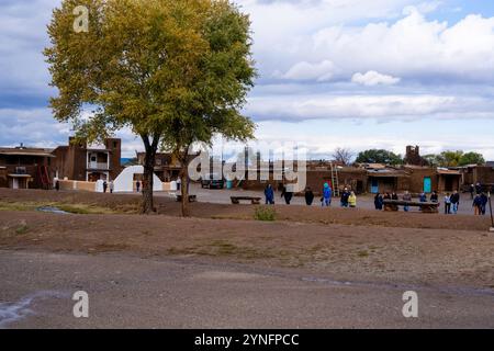 Blick auf Nord-Pueblo des Taos Pueblo, mit Rio Pueblo im Vordergrund. Taos Pueblo, New Mexico, USA. Stockfoto