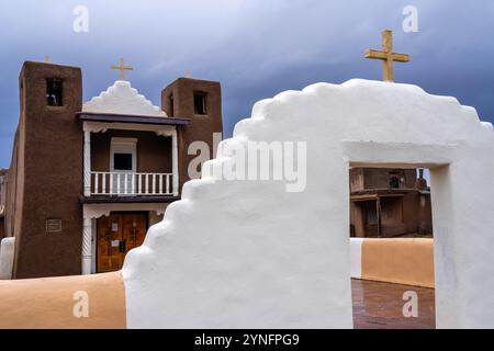 Architektonische Details der katholischen Kapelle St. Jerome/San Geronimo, Taos Pueblo, New Mexico, USA. Stockfoto