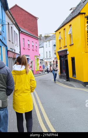 Schlendern Sie durch eine lebhafte Straße mit farbenfrohen Fassaden, wo jede Ecke eine Geschichte von Charme und Kultur erzählt. Stockfoto