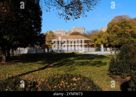 Washington, District of Columbia, USA. November 2024. Ein Teil der Pennsylvania Avenue ist für die Öffentlichkeit gesperrt, da die Arbeiten an den ersten Aussichtspunkten vor dem Weißen Haus voranschreiten. Hier sehen Sie die Rückseite des im Bau befindlichen Revisionsstandes des Präsidenten, auf der anderen Seite des nördlichen Rasens des Weißen Hauses. Quelle: ZUMA Press, Inc./Alamy Live News Stockfoto
