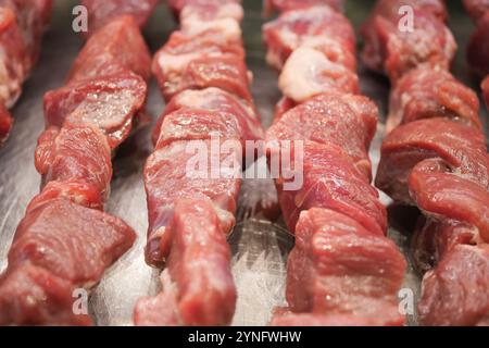 Frische und saftige Raw Meat Cubes, die perfekt zum Spießen und Grillen zubereitet werden Stockfoto