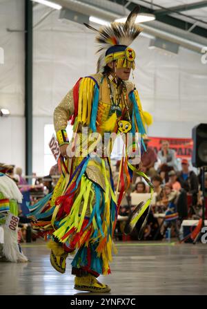 Junge Indianer tanzen das Gras in voller Insignien bei einem The Last Chance Pow Wow in Helena, Montana. Stockfoto