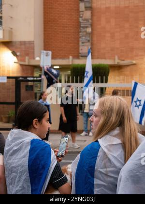 Caufield, Australien. November 2024. Israelische Fahnen außerhalb der Caulfield Hebräischen Kongregation. Pro-palästinensische Aktivisten kündigten Pläne für Protest gegen eine israelische Podiumsveranstaltung in der Caulfield Hebrew Congregation ab, nachdem online Drohungen eingetreten waren. Hunderte pro-israelische Einheimische versammelten sich draußen, um die Veranstaltung zu unterstützen, während die Polizei eine kleine Anzahl von pro-palästinensischen Aktivisten wegbegleitete, die sie zeigten. Es wurden zwei Verhaftungen vorgenommen. Quelle: SOPA Images Limited/Alamy Live News Stockfoto