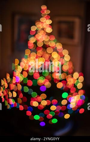 SEATTLE, WASH., USA - 24. NOVEMBER 2024: A Christmas Tree in a Seattle, Washington, Home, am 24. November 2024. Stockfoto