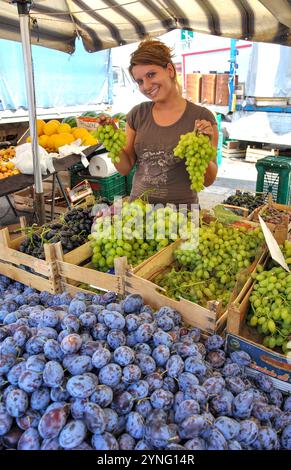 Junge Frau am Obststand, Samstagmarkt, Ostuni, Provinz Brindisi, Region Apulien, Italien Stockfoto