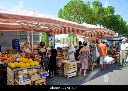 Essensstände am Samstagmarkt in Ostuni, Provinz Brindisi, Region Apulien, Italien Stockfoto