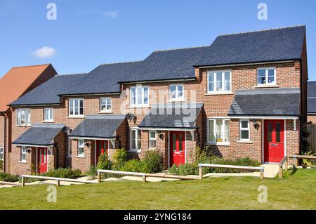 Reihe von Hütten, Overton Hill Wohnsiedlung, Overton, Hampshire, England, Vereinigtes Königreich Stockfoto