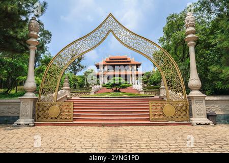 Die 1942 erbaute Buu Long Pagode zeigt eine einzigartige Mischung südostasiatischer Architekturstile aus Thailand, Indien und der Nguyen-Dynastie in Vietnam Stockfoto