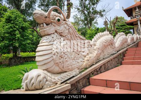 Die 1942 erbaute Buu Long Pagode zeigt eine einzigartige Mischung südostasiatischer Architekturstile aus Thailand, Indien und der Nguyen-Dynastie in Vietnam Stockfoto