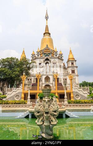 Die 1942 erbaute Buu Long Pagode zeigt eine einzigartige Mischung südostasiatischer Architekturstile aus Thailand, Indien und der Nguyen-Dynastie in Vietnam Stockfoto