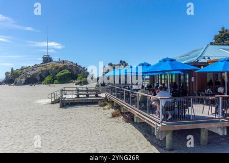 Sitzplätze auf der Außenterrasse, Strandbar Restaurant, Esplanade, Sumner, Christchurch (Ōtautahi), Canterbury, Neuseeland Stockfoto