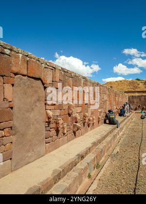 Tiwanaku, Bolivien – 15. September 2022: Männer arbeiten an der Innenwand des Kalasasasaya-Tempels, einer wichtigen präkolumbischen archäologischen Stätte Stockfoto