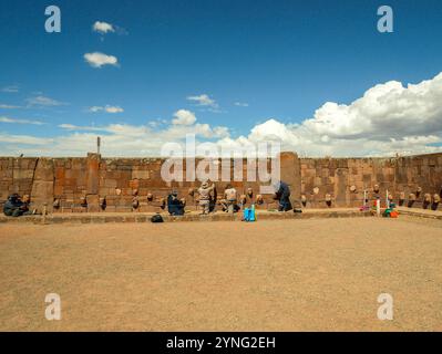 Tiwanaku, Bolivien – 15. September 2022: Männer arbeiten an der Innenwand des Kalasasasaya-Tempels, einer wichtigen präkolumbischen archäologischen Stätte Stockfoto