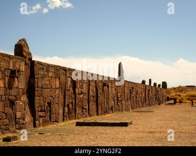 Außenmauer des Kalasasasaya-Tempels, eine wichtige präkolumbische archäologische Stätte in Tiwanaku, Bolivien Stockfoto