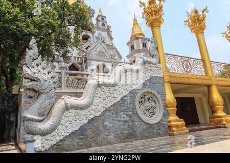 Die 1942 erbaute Buu Long Pagode zeigt eine einzigartige Mischung südostasiatischer Architekturstile aus Thailand, Indien und der Nguyen-Dynastie in Vietnam Stockfoto