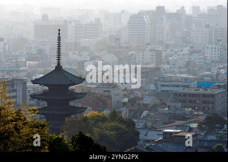 Haze siedelt sich über Kyoto und der berühmten Yasaka-Pagode des Hokanji-Tempels in den östlichen Hügeln des Higashiyama Old Town District, Japan. Stockfoto