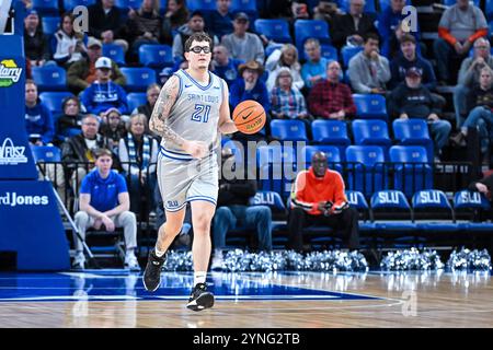 25. NOVEMBER 2024: Das Zentrum von Saint Louis Billikens Robbie Avila (21) bringt den Ball in einem regulären Saisonspiel, bei dem die Quinnipiac Bobcats die Saint Louis Billikens besuchten. Am Montag, 25. November 2024, Richard Ulreich/CSM in der Chaifetz Arena in St. Louis, MO Stockfoto