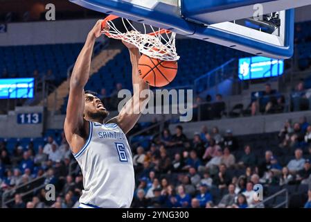 25. NOVEMBER 2024: Saint Louis Billikens Stürmer Kalu Anya (6) schlägt den Ball in einem regulären Saisonspiel durch den Korb, bei dem die Quinnipiac Bobcats die Saint Louis Billikens besuchten. Am Montag, 25. November 2024, Richard Ulreich/CSM in der Chaifetz Arena in St. Louis, MO Stockfoto