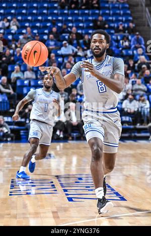 25. NOVEMBER 2024: Saint Louis Billikens Wachmann Kobe Johnson (8) dup einen Pass in einem regulären Saisonspiel, bei dem die Quinnipiac Bobcats die Saint Louis Billikens besuchten. Am Montag, 25. November 2024, Richard Ulreich/CSM in der Chaifetz Arena in St. Louis, MO Stockfoto