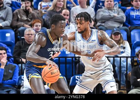 25. NOVEMBER 2024: Paul Otieno (33) wird von Saint Louis Billikens Stürmer Kalu Anya (6) in einem regulären Saisonspiel verteidigt, in dem die Quinnipiac Bobcats die Saint Louis Billikens besuchten. Am Montag, 25. November 2024, Richard Ulreich/CSM in der Chaifetz Arena in St. Louis, MO Stockfoto