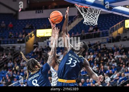 25. NOVEMBER 2024: Quinnipiac Bobcats Stürmer Paul Otieno (33) blockiert den Schuss von Saint Louis Billikens Stürmer Kalu Anya (6) in einem regulären Saisonspiel, bei dem die Quinnipiac Bobcats die Saint Louis Billikens besuchten. Am Montag, 25. November 2024, Richard Ulreich/CSM in der Chaifetz Arena in St. Louis, MO Stockfoto